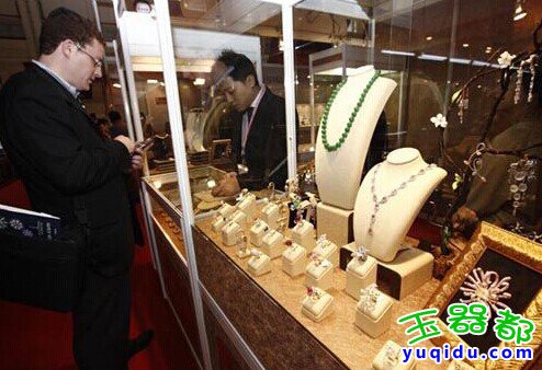 鹿城玉器展销会期间-包头玉器商60万翡翠吊坠挂件同乡盗窃案告破