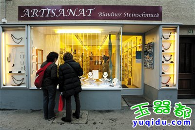 2009年1月，瑞士，两名女子正在一家珠宝店外观看。2014年8月，孟建国在偷遍多国以后，在瑞士苏黎世落网。资料图片