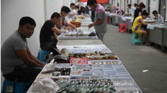 云南中缅边境翡翠玉器玉石批发市场图片_冰种吊坠挂件的交易价格