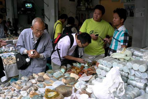 新疆哈密_北屯_乌鲁木齐华凌玉器批发交易市场_卖玉石原料行情