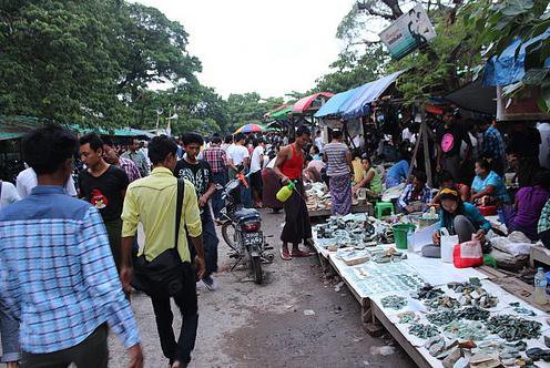 瑞丽四大缅甸翡翠戒面批发市场的视频_姐告玉石原石早市现状照片