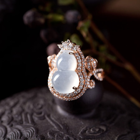 冰种白翡翠葫芦戒指怎么挑选?长蛋面翡翠镶嵌款式戒指多少钱一克?