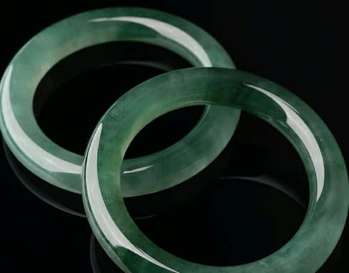 有白有绿的翡翠手镯哪里买?如何清洗?最贵的翡翠戒指多少钱一克?