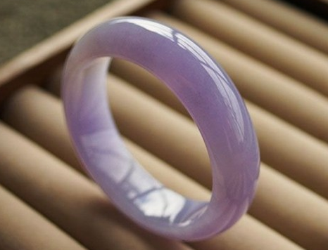 紫罗兰翡翠手镯贵吗及玻璃种紫罗兰满色翡翠手镯价格